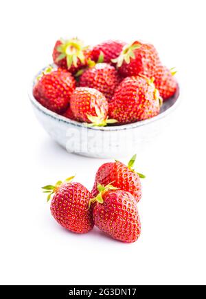 Ganze reife rote Erdbeeren isoliert auf weißem Hintergrund. Stockfoto