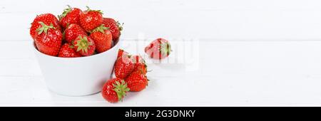 Erdbeeren Beeren Früchte Erdbeere Beerenfrüchte in einer Schüssel auf Holzbrett Panoramablick copyspace kopieren Raum Lebensmittel Stockfoto