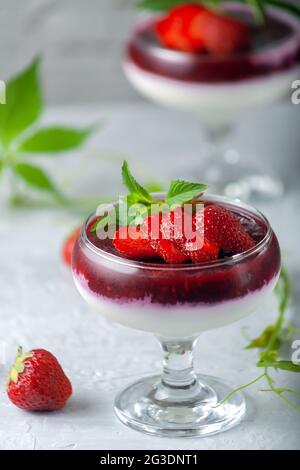 Italienisches Dessert Vanille-Erdbeere Panna Cotta in Verina mit frischen Beeren. Speicherplatz kopieren. Stockfoto