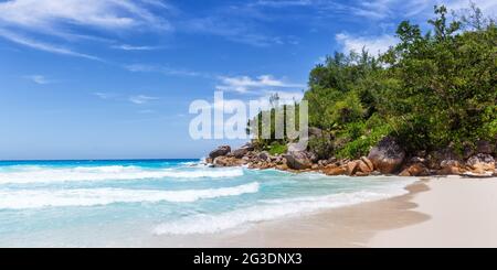 Seychellen Anse Georgette Strand auf Praslin Insel Palmenpanorama Panoramablick Urlaub Meertourismus Stockfoto