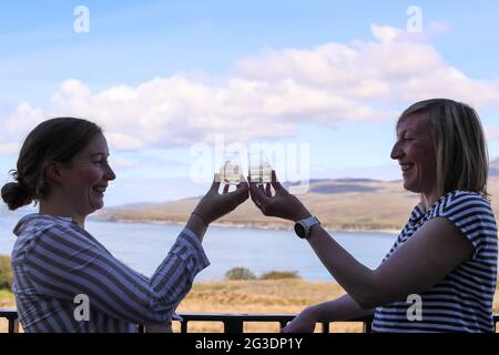 Trinken Sie Whisky in der Ardnahoe Distillery auf der Isle of Islay an der Westküste Schottlands mit den Paps des Jura am Horizont. Stockfoto