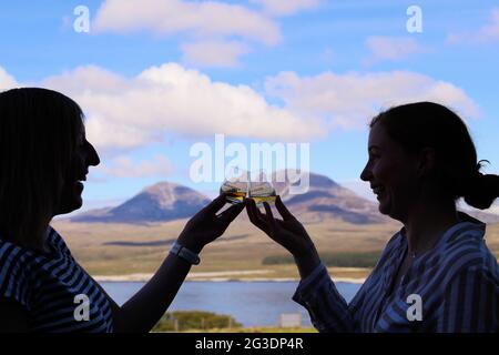 Trinken Sie Whisky in der Ardnahoe Distillery auf der Isle of Islay an der Westküste Schottlands mit den Paps des Jura am Horizont. Stockfoto