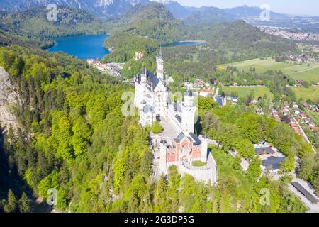 Schloss Neuschwanstein Schloss Luftbild Architektur Alpenlandschaft Bayern Deutschland Reisen von oben Stockfoto