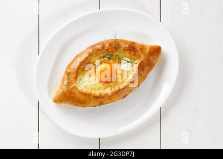 Adjarian khachapuri mit Käse, Butter und Eigelb Stockfoto