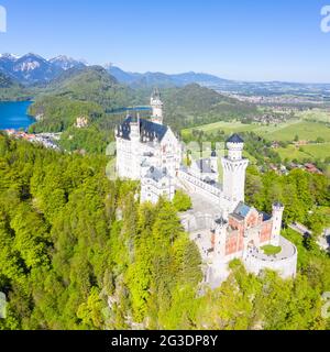 Schloss Neuschwanstein Schloss Luftbild Architektur Alpenlandschaft Bayern Deutschland Reisen Platz von oben Stockfoto
