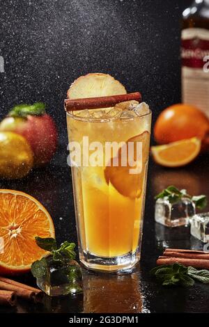 Cocktail auf Whiskey-Basis mit Zitronen- und Orangensaft, Apfelmus, Apfelwein, Zimt Stockfoto