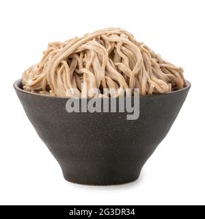 Ramen-Nudeln in schwarzer Schüssel ist auf weißem Hintergrund isoliert Stockfoto