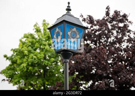 Ashbourne, County Meath, Irland, 28. Mai 2021.Garda Lamp vor dem Bahnhof Garda Stockfoto