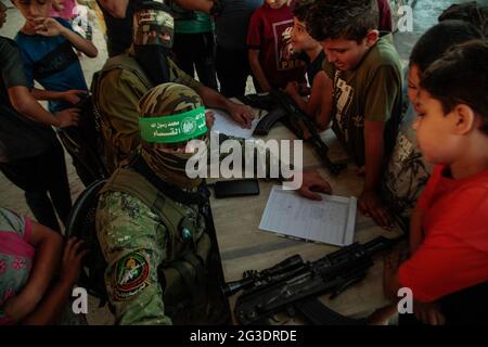 Gaza City, 15. Juni 2021. Palästinensische Jungen melden sich am 15. Juni 2021 in einem Sommerlager an, das von den Ezz-Al DIN Al-Qassam Brigaden in Gaza-Stadt organisiert wurde. Foto von Ramez Habboub/ABACAPRESS.COM Stockfoto