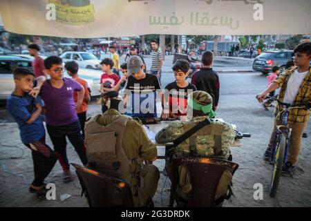 Gaza City, 15. Juni 2021. Palästinensische Jungen melden sich am 15. Juni 2021 in einem Sommerlager an, das von den Ezz-Al DIN Al-Qassam Brigaden in Gaza-Stadt organisiert wurde. Foto von Ramez Habboub/ABACAPRESS.COM Stockfoto