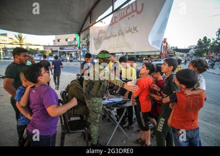 Gaza City, 15. Juni 2021. Palästinensische Jungen melden sich am 15. Juni 2021 in einem Sommerlager an, das von den Ezz-Al DIN Al-Qassam Brigaden in Gaza-Stadt organisiert wurde. Foto von Ramez Habboub/ABACAPRESS.COM Stockfoto