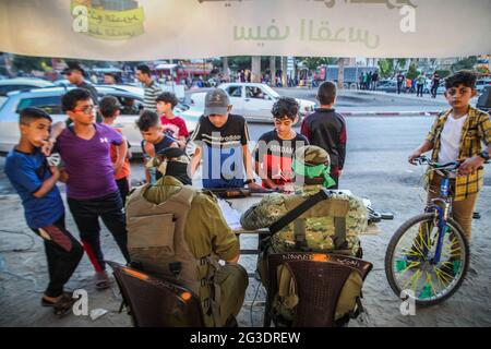 Gaza City, 15. Juni 2021. Palästinensische Jungen melden sich am 15. Juni 2021 in einem Sommerlager an, das von den Ezz-Al DIN Al-Qassam Brigaden in Gaza-Stadt organisiert wurde. Foto von Ramez Habboub/ABACAPRESS.COM Stockfoto