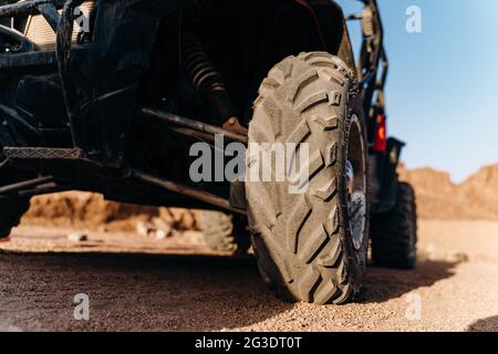 Nahaufnahme eines ATV-Rades. ATV in der Wüste, Unterhaltung. Stockfoto