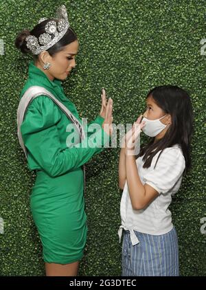 Los Angeles, USA. Juni 2021. Miss Universe Peru 2020 Janick Maceta Del Castillo spielt mit einem kleinen Fan bei ihrem Meet & Greet im O Skin Med Spa in Cerritos, CA am Dienstag, dem 15. Juni 2021. (Foto: Sthanlee B. Mirador/Sipa USA) Quelle: SIPA USA/Alamy Live News Stockfoto