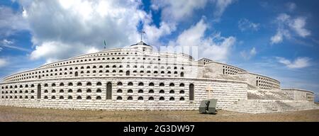 Militärheiligtum-Denkmal von Bassano del Grappa - Panoramablick auf den Monte Grappa Stockfoto