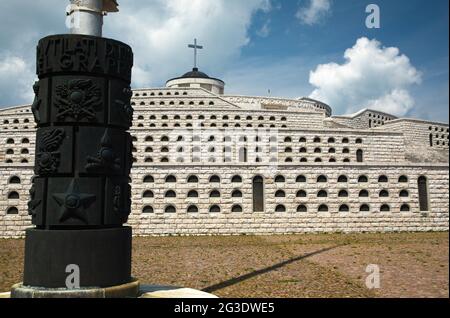 Militärheiligtum-Denkmal von Bassano del Grappa - Panoramablick auf den Monte Grappa Stockfoto