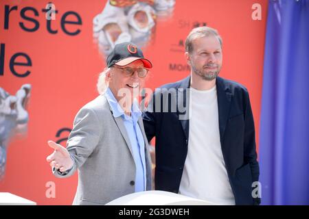 Hamburg, Deutschland. Juni 2021. Otto Waalkes (l-r), Komiker, Schauspieler und Regisseur, posiert mit Helge Albers, Filmproduzent und Geschäftsführer der Moin Filmförderung Hamburg Schleswig-Holstein GmbH, bei einer Presseveranstaltung. Anlässlich der bundesweiten Kinoveröffentlichung am 01. Juli 2021 lockt DIE MOIN Filmförderung Hamburg Schleswig-Holstein mit kostenlosen Kinokarten wieder in die Hallen. Quelle: Jonas Walzberg/dpa/Alamy Live News Stockfoto