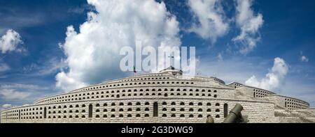 Military Shrine Memorial of Bassano del Grappa - Panoramablick auf den Monte Grappa Stockfoto