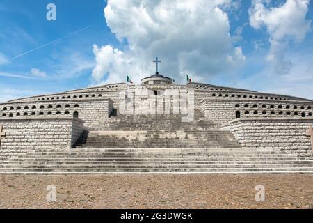 Militärheiligtum-Denkmal von Bassano del Grappa - Panoramablick auf den Monte Grappa Stockfoto