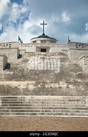 Militärheiligtum-Denkmal von Bassano del Grappa - Panoramablick auf den Monte Grappa Stockfoto