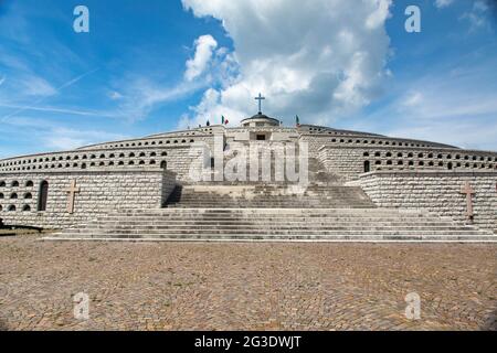 Militärheiligtum-Denkmal von Bassano del Grappa - Panoramablick auf den Monte Grappa Stockfoto