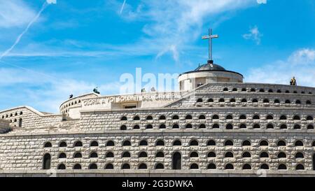 Militärheiligtum-Denkmal von Bassano del Grappa - Panoramablick auf den Monte Grappa Stockfoto