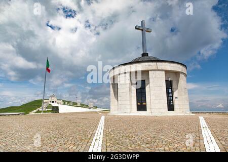 Militärheiligtum-Denkmal von Bassano del Grappa - Panoramablick auf den Monte Grappa Stockfoto