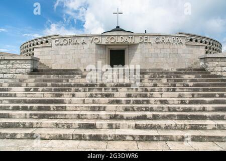 Militärheiligtum-Denkmal von Bassano del Grappa - Panoramablick auf den Monte Grappa Stockfoto