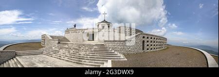 Militärheiligtum-Denkmal von Bassano del Grappa - Panoramablick auf den Monte Grappa Stockfoto