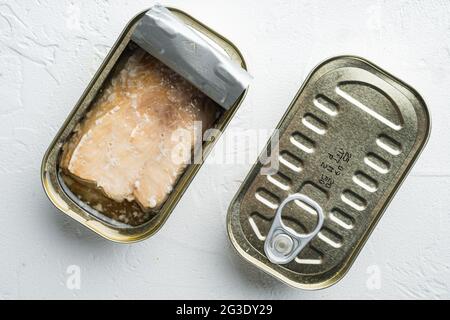 Dosen Wild Alaska Lachs Set, in Blechdose, auf weißem Hintergrund, Draufsicht flach liegend Stockfoto