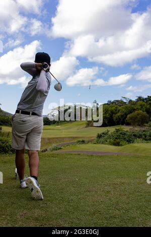 Wunderschöne Aufnahmen mit hoher Verschlusszeit von Golfschaukeln im Royal Hawaiian Golf Club in Oahu Hawaii Stockfoto