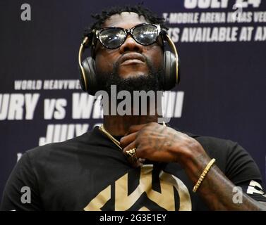 Deontay 'The Bronze Bomber' Wilder trägt Musikkopfhörer, da er kein Interesse daran hatte, die Pressekonferenz zu hören und während der Veranstaltung mit Tyson Fury Tuesday, Los Angeles CA.USA, Fragen zu beantworten oder zu beantworten. 15.Juni 2021Die beiden kämpfen am Samstag, den 24. Juli, zum dritten Mal um ein Pay-per-View-Event live von der T-Mobile Arena in Las Vegas NV (Foto: Gene Blevins) Stockfoto