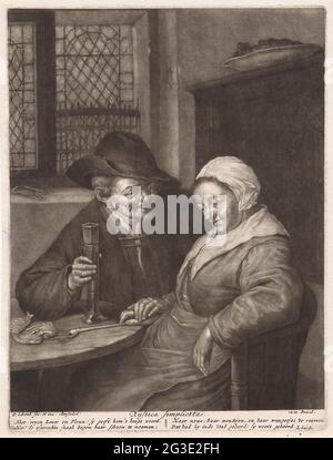 Altes Paar; Rustica Simplicitas. Ein altes Paar sitzt an einem runden Tisch, der aus einer Pfeife und einem Fisch besteht. Er hält ein hohes Glas in einer Hand und hat seine andere Hand an die Frau gelegt. Stockfoto