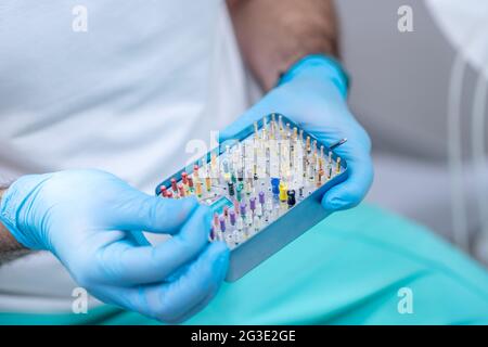 Nahaufnahme der Hände von Ärzten mit zahnmedizinischen Werkzeugen Stockfoto