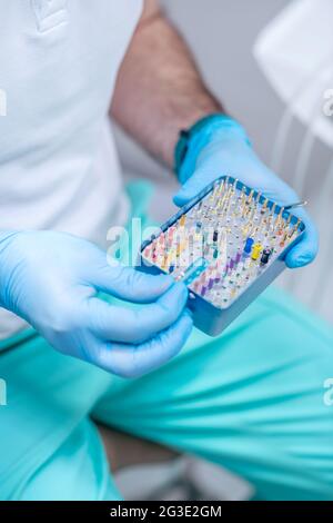 Nahaufnahme der Hände von Ärzten mit zahnmedizinischen Werkzeugen Stockfoto