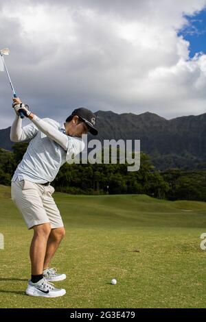 Wunderschöne Aufnahmen mit hoher Verschlusszeit von Golfschaukeln im Royal Hawaiian Golf Club in Oahu Hawaii Stockfoto