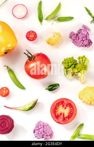 Frisches Gemüse flach Lay Zusammensetzung auf weißem Hintergrund. Tomaten, grüne Salatblätter und andere gesunde vegane Produkte Stockfoto