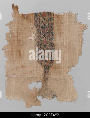 Gewebefragment mit Clavus. Grobes natürliches Leinengewebefragment, bestehend aus zwei zusammengenähten Stücken, auf denen ein mehrfarbiger Clavus (gelb, rot, dunkelblau, hellblau, schwarz) genäht wird. In der Mitte des Clavus befindet sich eine stilisierte Blumeneule und fächerende Kampfgetränke. Hier um drei Ränder mit geometrischen Motiven. Im unterirdischen Gewebe Streifen an drei Stellen durch verdickte Schussfäden und Glieder neben dem Clavus zwei Flushes-Schleifen und ein paar erhöhte Drähte. Stockfoto