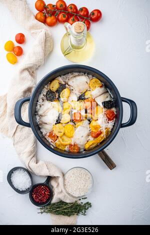 Eine Pfanne fabelhafter Fisch, mit Basmati-Reis und Kirschtomaten, auf weißem Hintergrund, Draufsicht Stockfoto