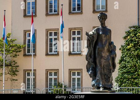 Denkmal der Großherzogin Charlotte vor der offiziellen Residenz des Premierministers des Großherzogtums Luxemburg Stockfoto