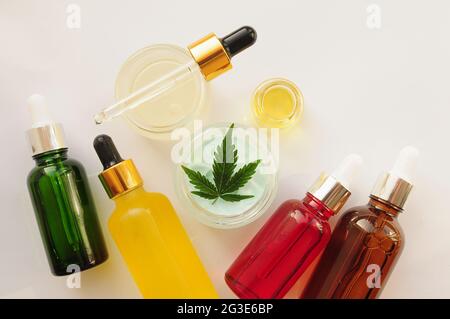 Marihuanablätter, cbd-Öl, kosmetische Creme. Cannabisextrakt in der Kosmetologie. Flach liegend, pulverbeschichtet. Home Entspannung, Spa Erholung, Zeitvertreib ther Stockfoto