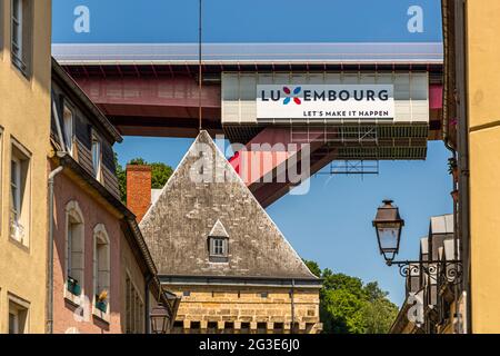 Werbebanner an der Großherzogin Charlotte Bridge: LUXEMBURG - LASST es UNS PASSIEREN Stockfoto