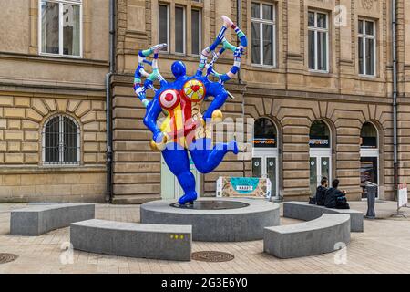 Statue „Nana“ mit dem Titel „La Grande Tempérance“ von Niki de Saint Phalle in Luxemburg Stockfoto