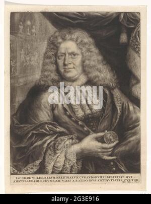 Porträt von Jacob de Wilde. Der Sammler Jacob De Wilde mit einer Münze in der Hand. Im Hintergrund die Konturen eines Schranks. Stockfoto