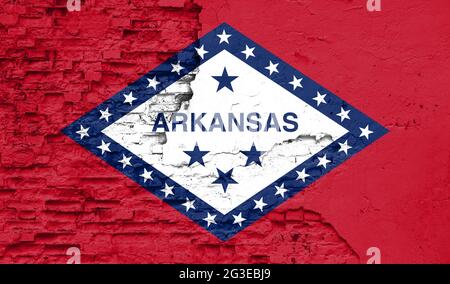 Die Flagge des Bundesstaates Arkansas ist auf eine alte Ziegelmauer gemalt Stockfoto