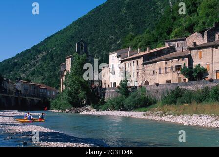 FRANKREICH. DROME (26) PONNAIX KAYAK AUF DEM FLUSS DROME DAS DORF UND DER PROTESTANTISCHER TEMPEL Stockfoto