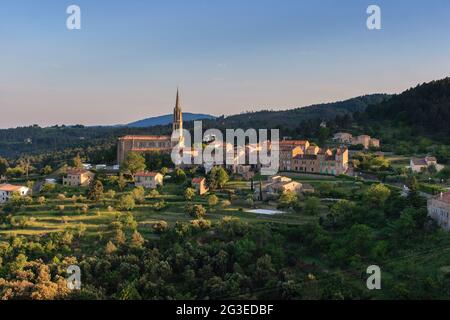 FRANKREICH. ARDECHE (07) BANNE DORF DE CARACTERE (CHARAKTERVOLLES DORF) GOTISCHER KIRCHENSTIL UND DAS DORF Stockfoto