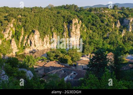 FRANKREICH. ARDECHE (07) LABEAUME DORF DE CARACTERE (DORF DES CHARAKTERS) DAS DORF, KEHLEN UND DER FLUSS LA BAUME, MIT WEIT DEN FELSEN VON SAMPZON Stockfoto