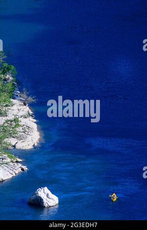 FRANKREICH. ARDECHE (07) SAINT REMEZE RESERVE NATÜRLICHE KEHLE IN DER ARDECHE LANDSCHAFT ANBLICK DER DOLMEN DES CHANET, ABSTIEG IM KANU DEN FLUSS Stockfoto