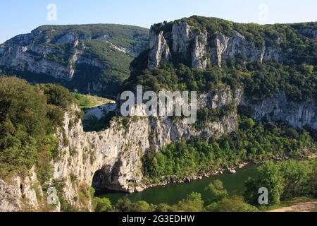 FRANKREICH. ARDECHE (07) VALLON PONT D'ARC RESERVAT NATÜRLICHE KEHLE IN DER ARDECHE LE PONT D'ARC (DIE BRÜCKE VON ARC) Stockfoto